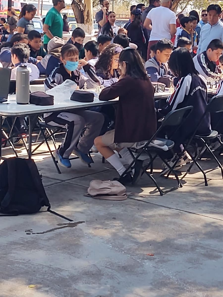 Alumnos de la Quetzalcóatl en torneo de ajedrez bajo los árboles