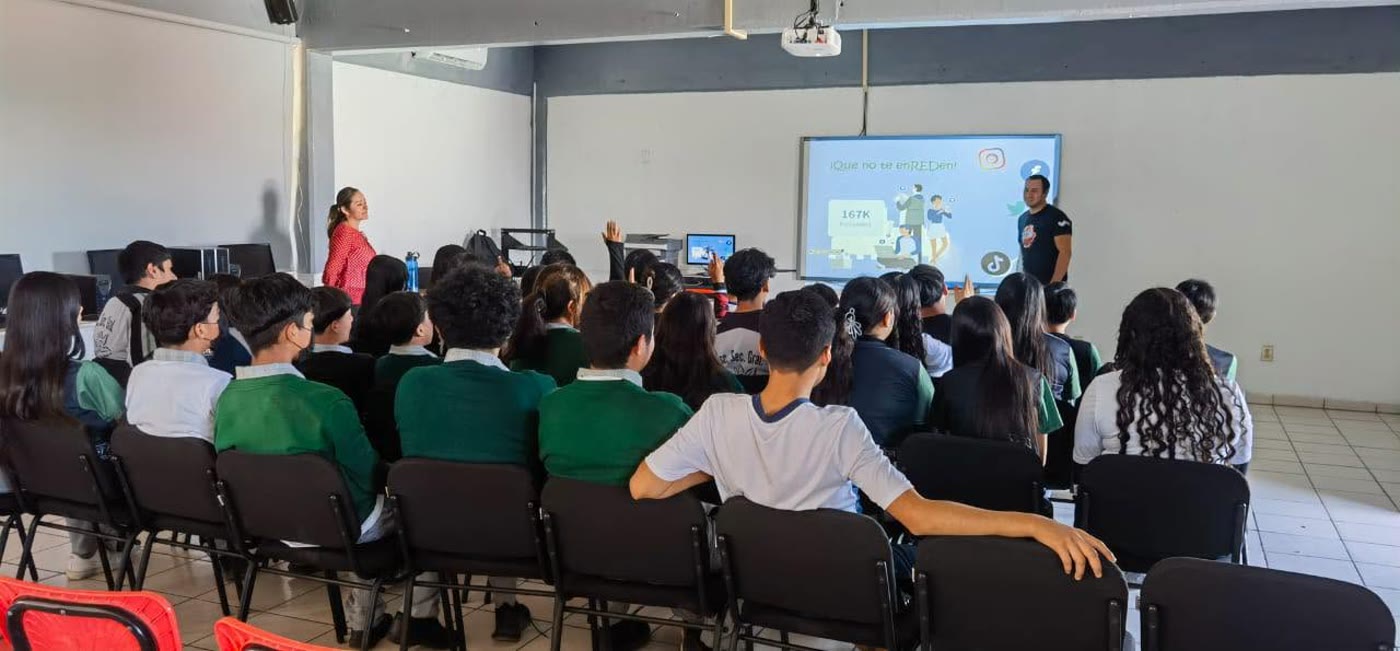 Laboratorio de cómputo con proyector y computadoras modernas
