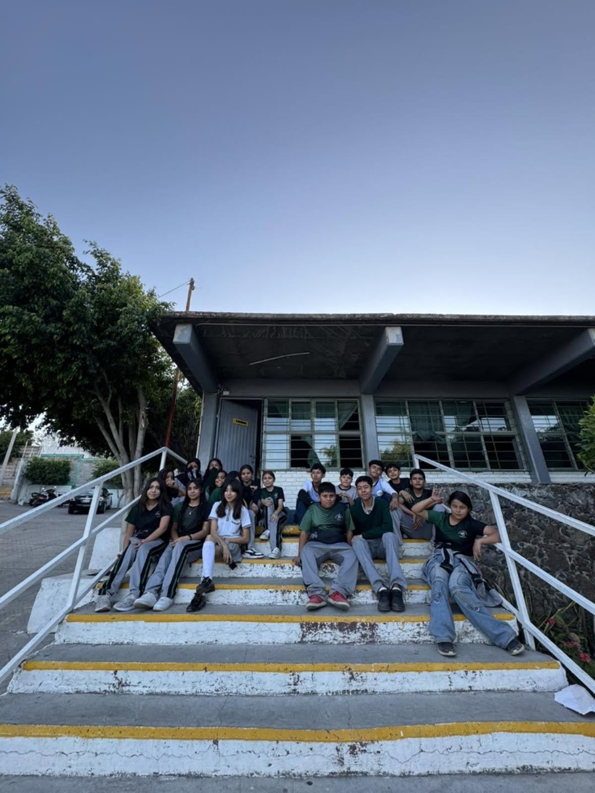 Alumnos de la Secundaria General Quetzalcóatl en las escalinatas de su escuela