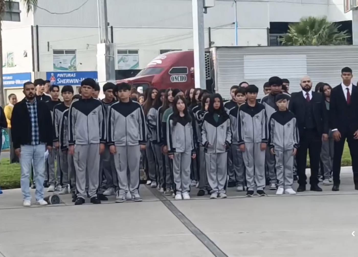 Alumnos vistiendo la chamarra de educación física oficial